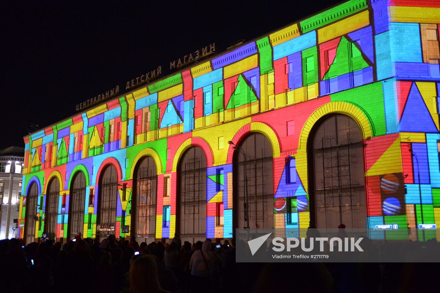 Cyclic videomapping: City of Light to Children