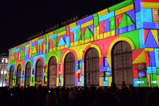 Cyclic videomapping: City of Light to Children