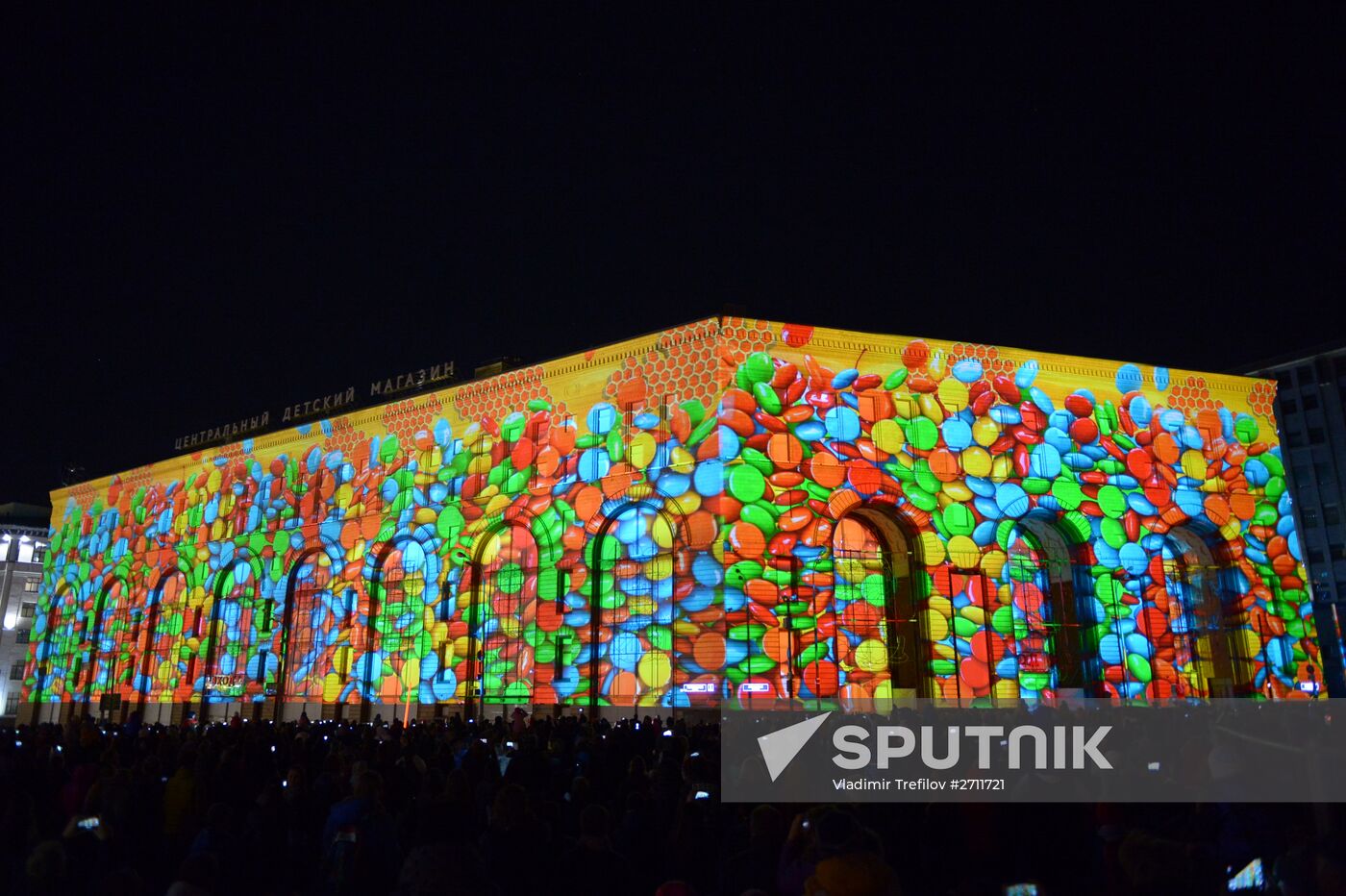 Cyclic videomapping: City of Light to Children