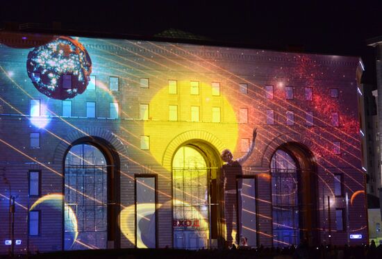 Cyclic videomapping: City of Light to Children