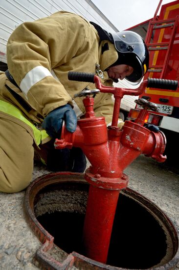 Emergencies Ministry holds exercises to eliminate harmful chemicals in Vladivostok