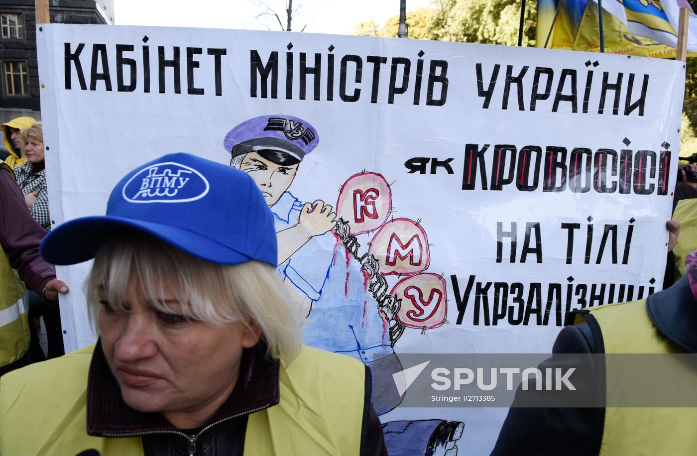 Ukrainian indepenent trade unions protest at government building in Kiev