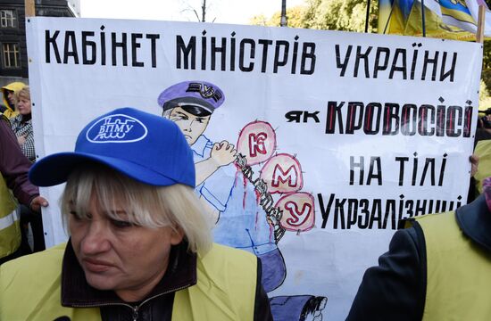 Ukrainian indepenent trade unions protest at government building in Kiev