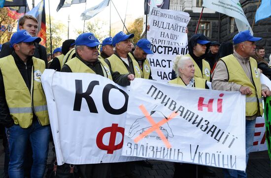 Ukrainian indepenent trade unions protest at government building in Kiev