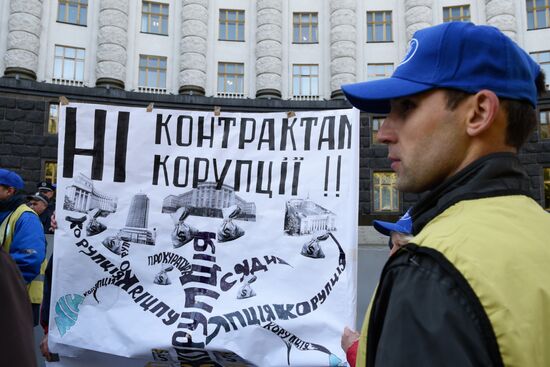 Ukrainian indepenent trade unions protest at government building in Kiev