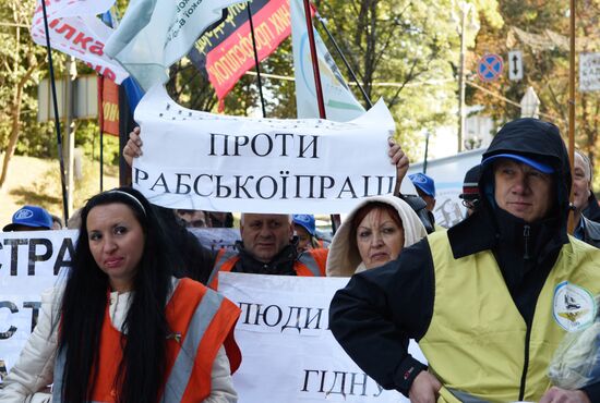 Ukrainian indepenent trade unions protest at government building in Kiev