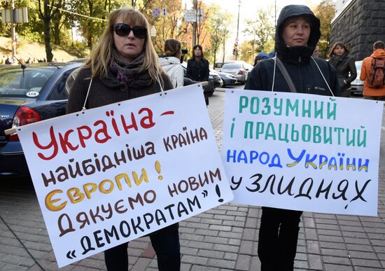 Ukrainian indepenent trade unions protest at government building in Kiev
