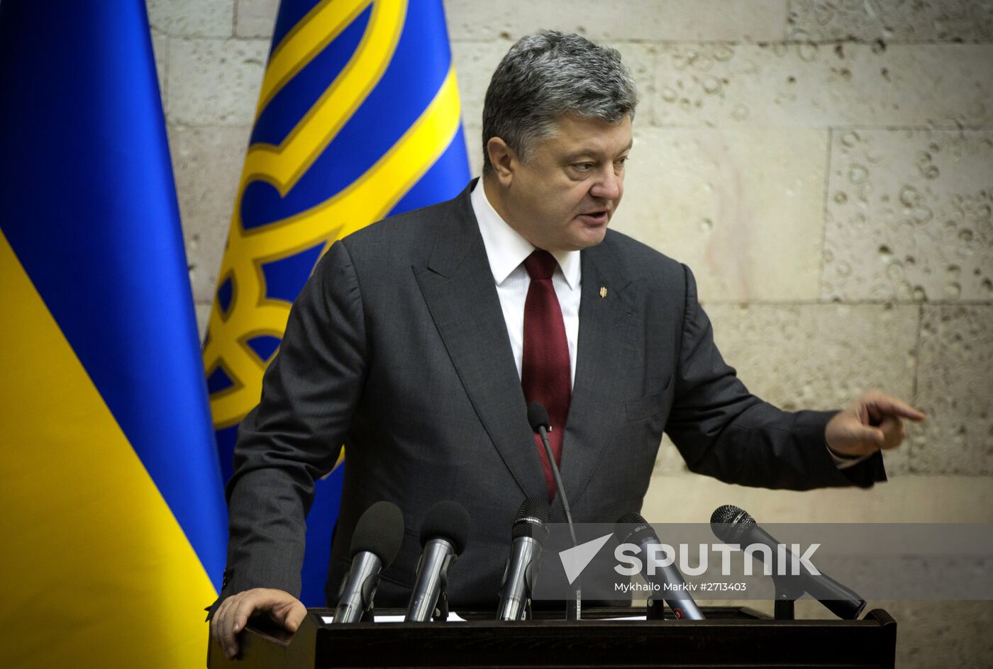 Petro Poroshenko addresses officers at Kiev National University's Military Institute