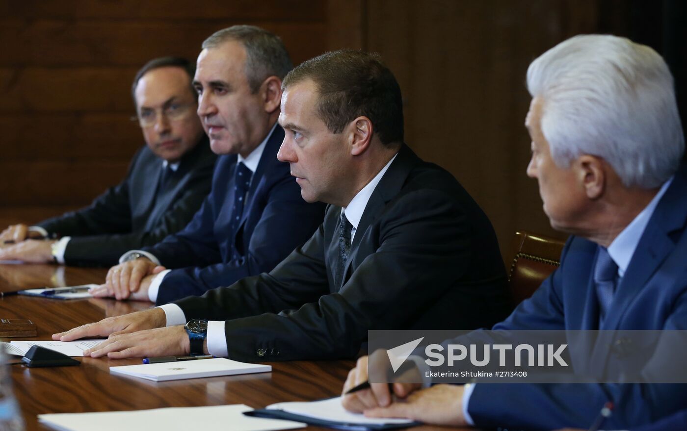 Prime Minister Dmitry Medvedev meets with United Russia leaders