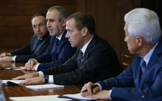 Prime Minister Dmitry Medvedev meets with United Russia leaders