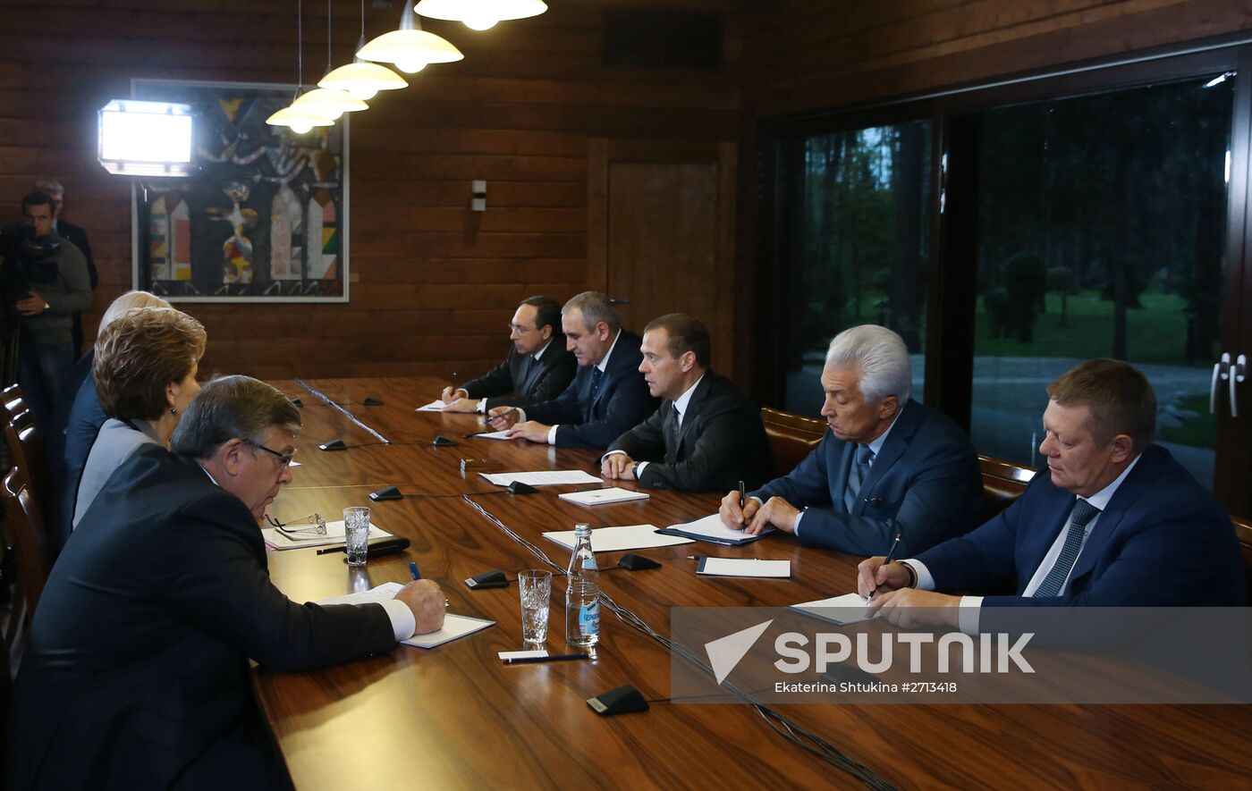 Prime Minister Dmitry Medvedev meets with United Russia leaders