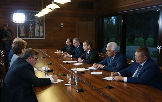 Prime Minister Dmitry Medvedev meets with United Russia leaders