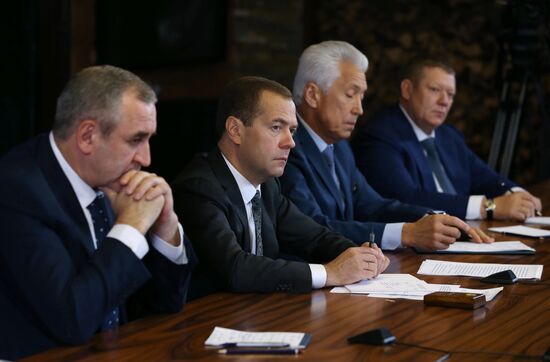 Prime Minister Dmitry Medvedev meets with United Russia leaders