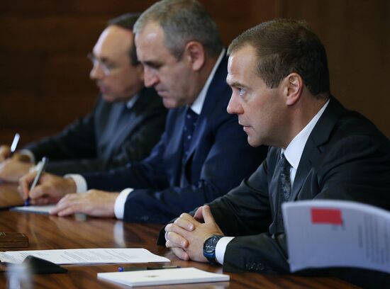 Prime Minister Dmitry Medvedev meets with United Russia leaders