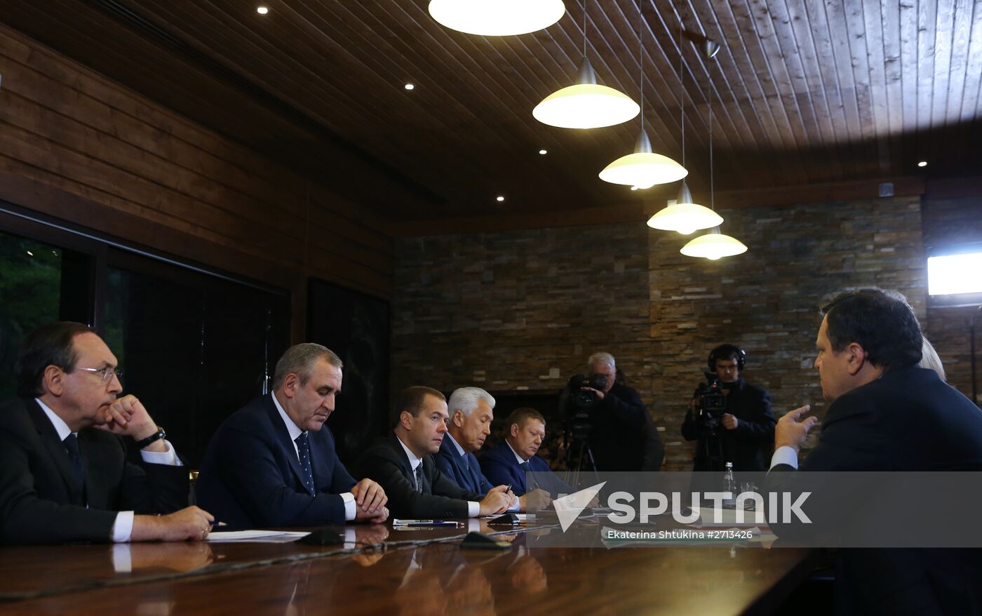 Prime Minister Dmitry Medvedev meets with United Russia leaders