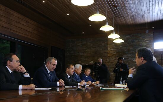 Prime Minister Dmitry Medvedev meets with United Russia leaders