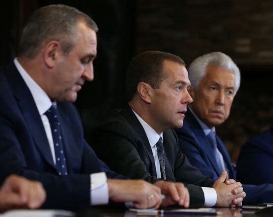 Prime Minister Dmitry Medvedev meets with United Russia leaders