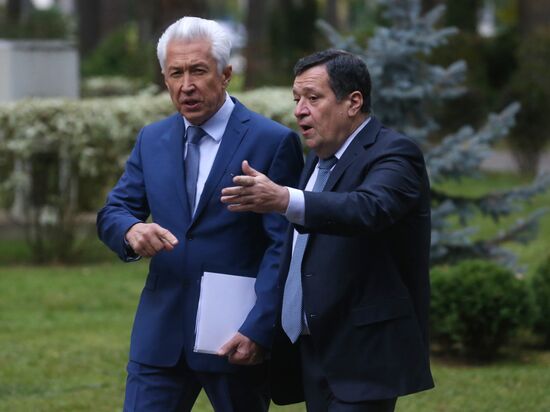 Prime Minister Dmitry Medvedev meets with United Russia leaders
