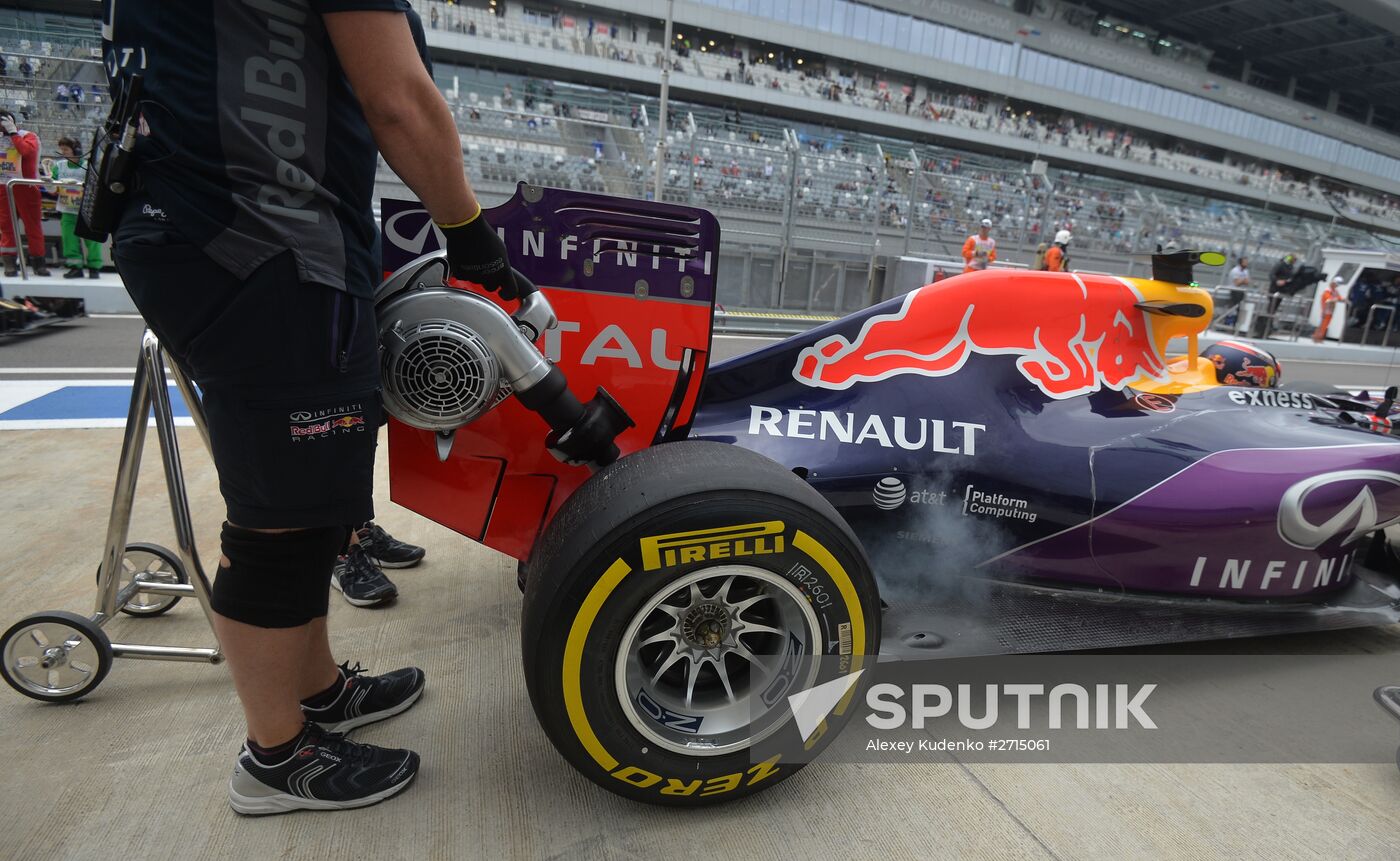 Auto racing. Formula-1. Russian Grand Prix. Free practice