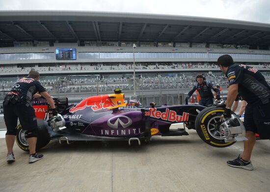Auto racing. Formula-1. Russian Grand Prix. Free practice
