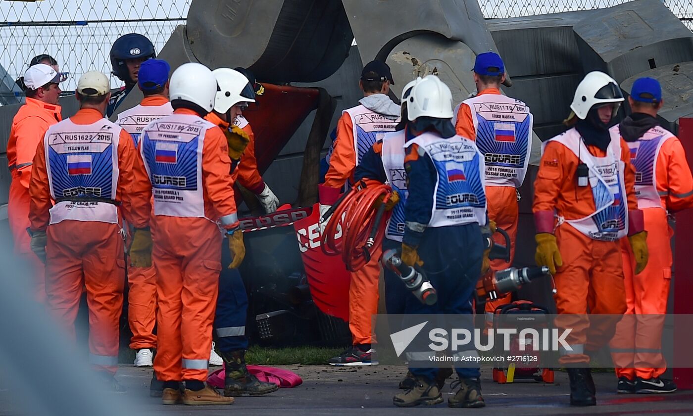 Practice 3 at 2015 Formula One Russian Grand Prix suspended due to crash