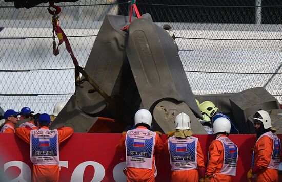 Practice 3 at 2015 Formula One Russian Grand Prix suspended due to crash