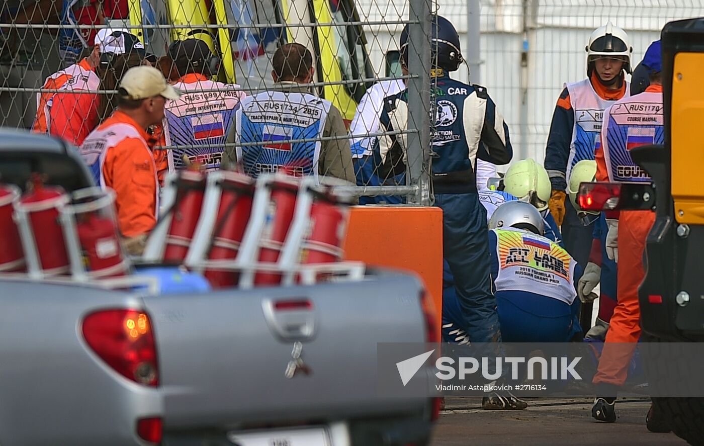 Practice 3 at 2015 Formula One Russian Grand Prix suspended due to crash