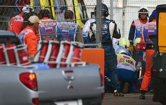 Practice 3 at 2015 Formula One Russian Grand Prix suspended due to crash
