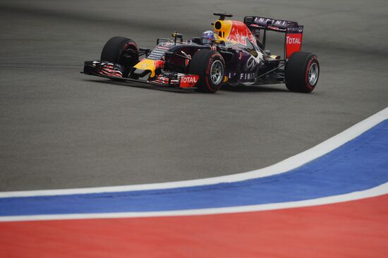 Car racing. 2015 Formula One Russian Grand Prix. Qualifying