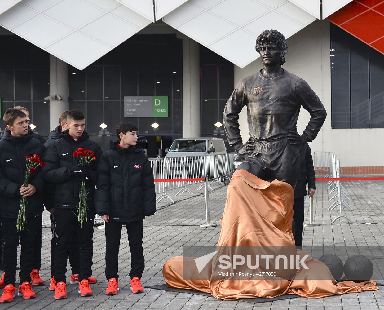 Monument to F.Cherenkov unveiled outside Otkrytiye Arena in Moscow