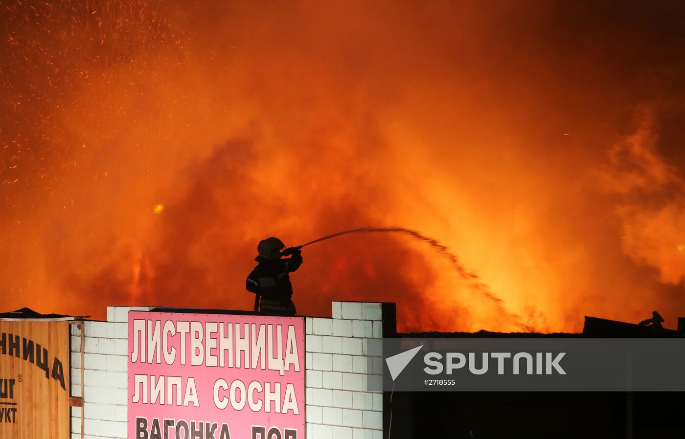 Fire at Melnitsa construction market in Moscow