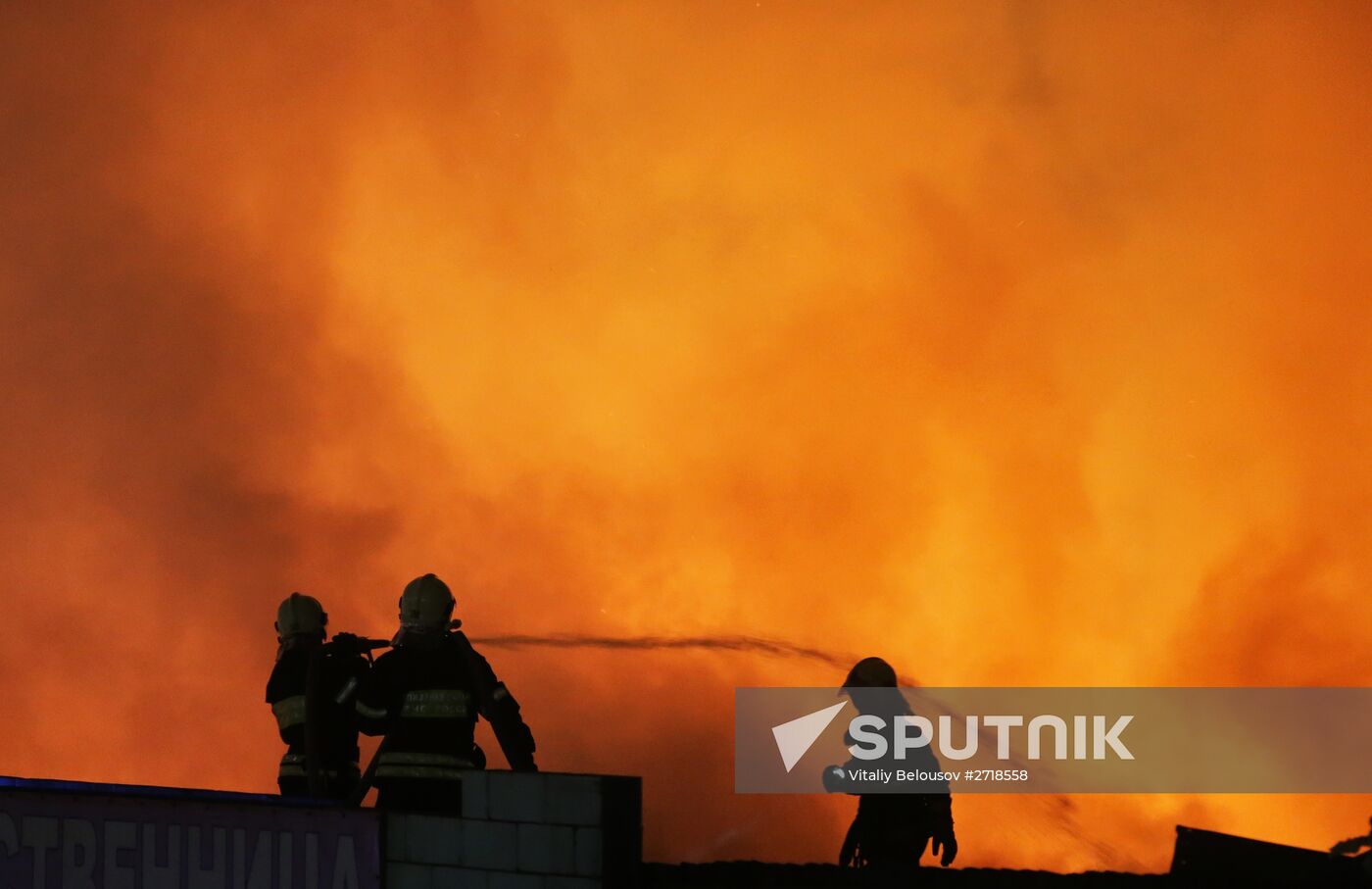 Fire at Melnitsa construction market in Moscow