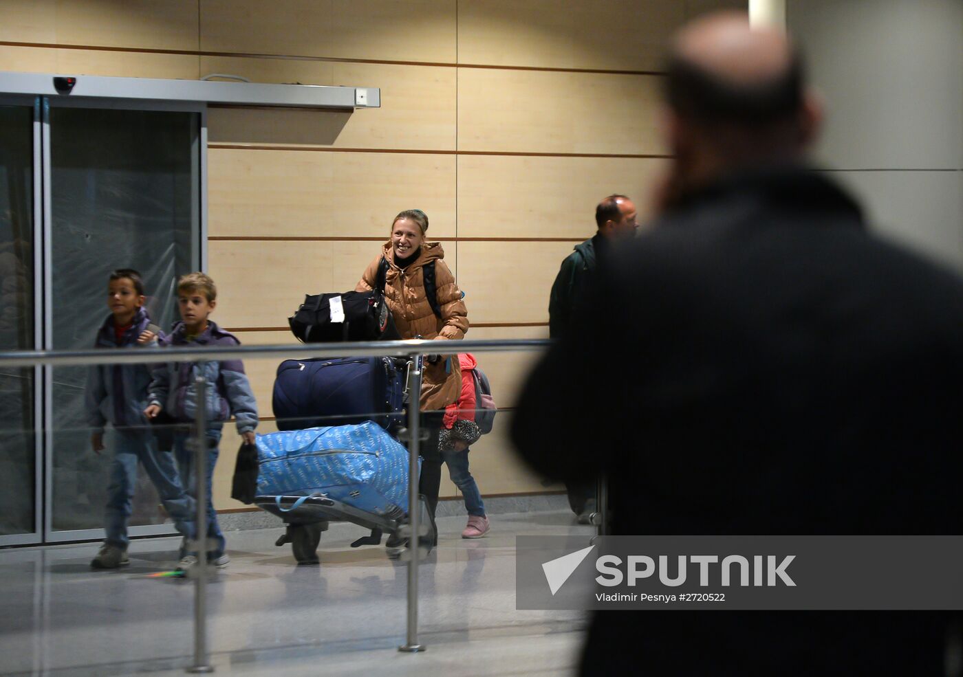 Russian emergency ministry's plane evacuates Russian and CIS citizens from Syria
