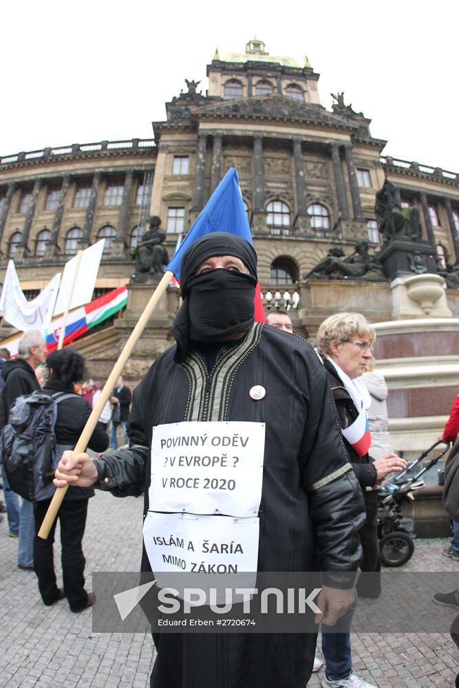 Rallies for and against migrants in Prague