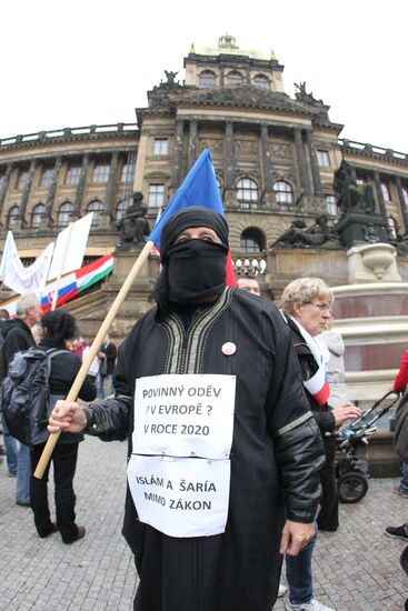 Rallies for and against migrants in Prague