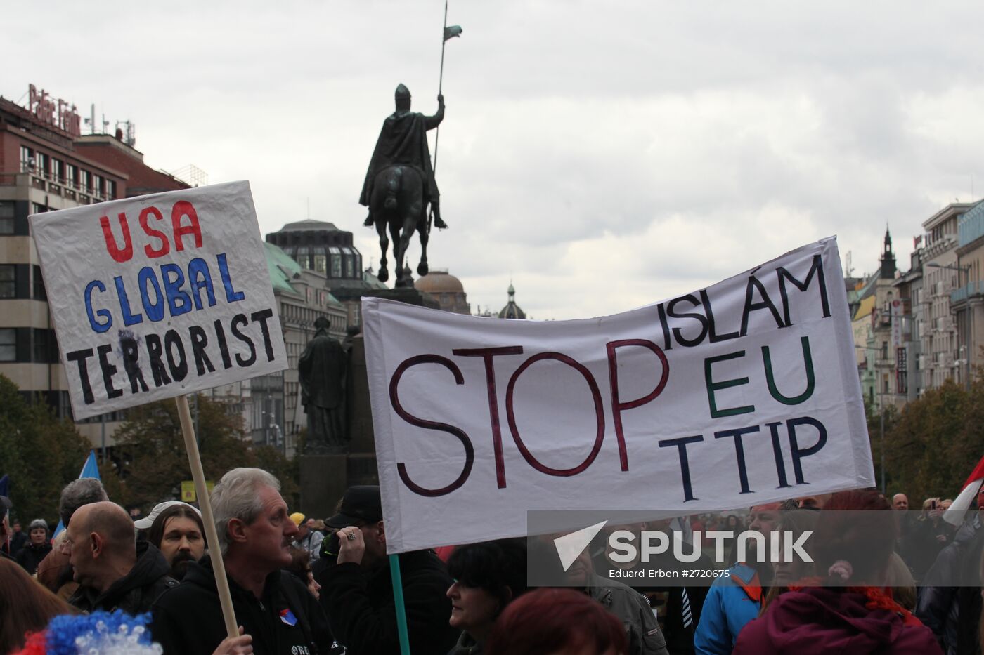 Rallies for and against migrants in Prague