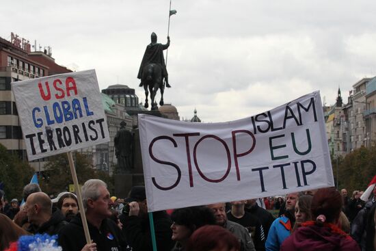 Rallies for and against migrants in Prague