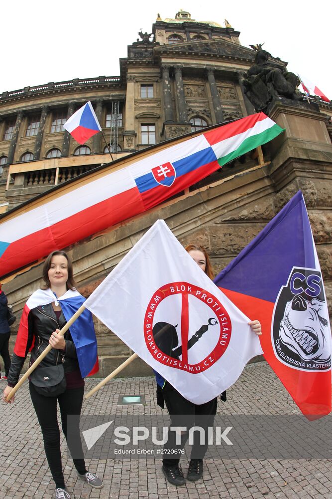 Rallies for and against migrants in Prague