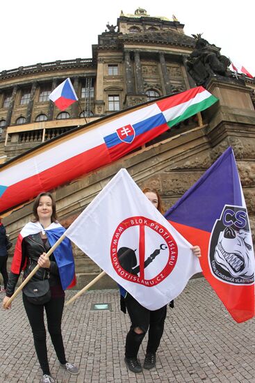 Rallies for and against migrants in Prague