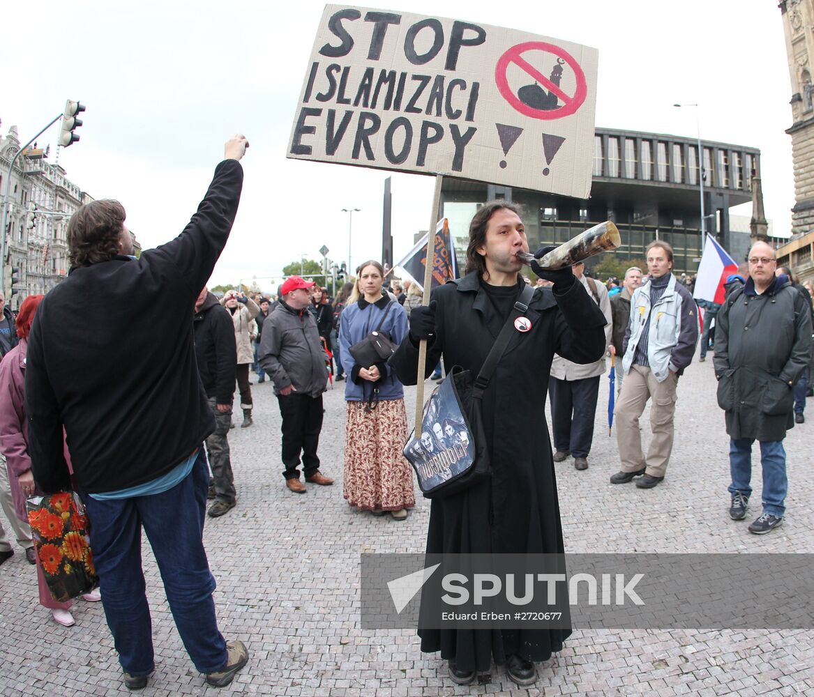Rallies for and against migrants in Prague