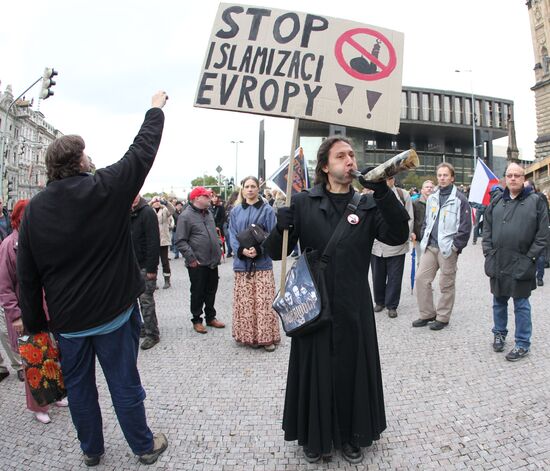 Rallies for and against migrants in Prague