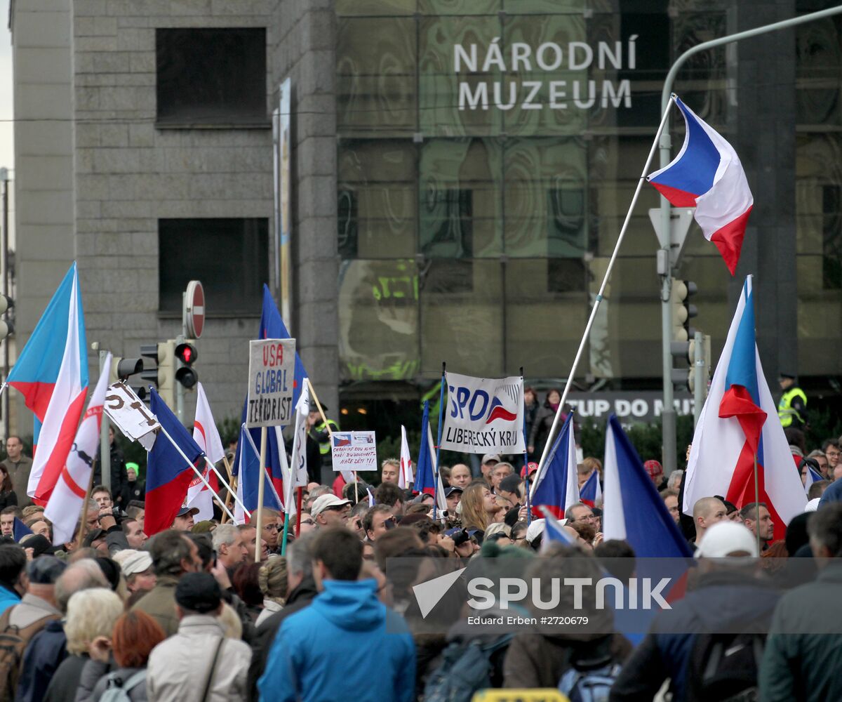 Rallies for and against migrants in Prague
