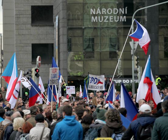 Rallies for and against migrants in Prague