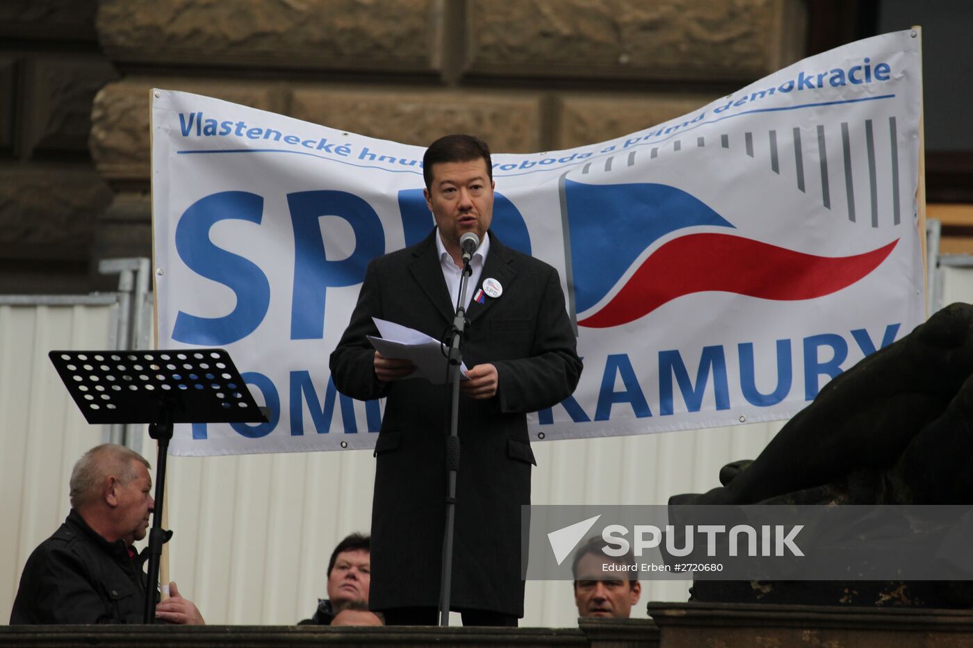 Rallies for and against migrants in Prague