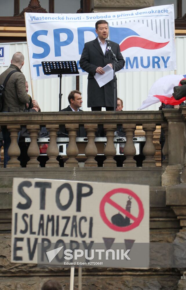 Rallies for and against migrants in Prague