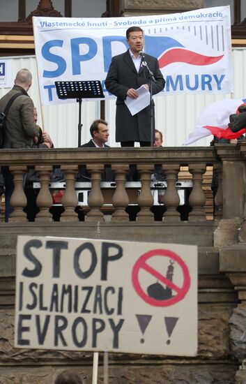 Rallies for and against migrants in Prague