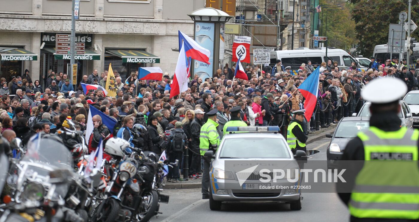 Rallies for and against migrants in Prague