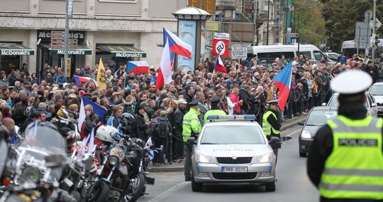 Rallies for and against migrants in Prague