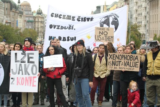 Rallies for and against migrants in Prague