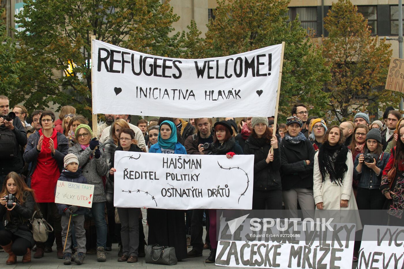 Rallies for and against migrants in Prague